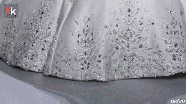 女神穿着漂亮的婚纱走秀gif图片:婚纱