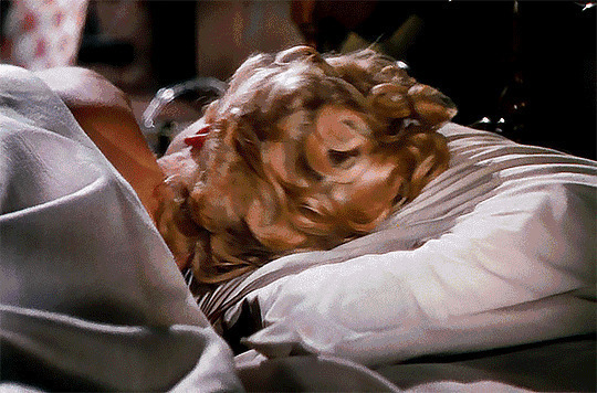 性感的法国女孩转过脸盖着被子睡觉gif图片:睡觉