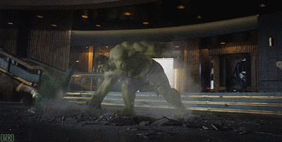 疯狂的绿巨人抓着超人一阵猛打gif图片:绿巨人