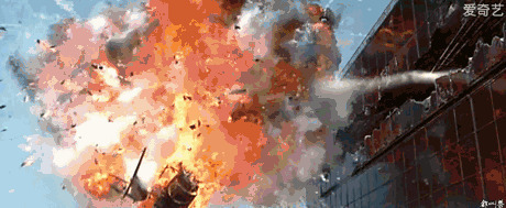 疯狂的男人撞向了直升机引起爆炸gif图片:爆炸