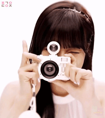 满脸笑容的女孩拿着相机朝你拍照gif图片:拍照