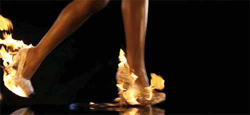 女孩穿着高跟鞋走路带火gif图片:高跟鞋