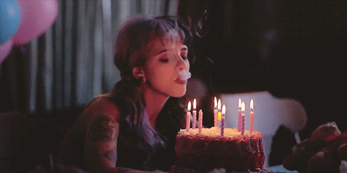 抽烟的女孩过生日独自一人看着蛋糕gif图片:抽烟