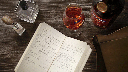 办公桌上的记事本和红酒gif图:记事本,红酒