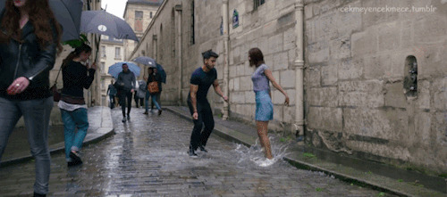 一对情侣在有积水的大街上蹦蹦跳跳gif图片:情侣