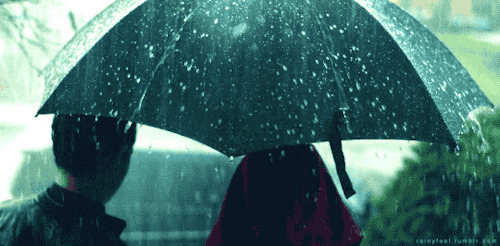 情侣在雨中打伞散步GIF图片