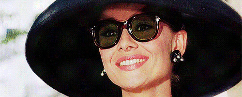 戴着眼镜和帽子的女郎说话露出一嘴的大白牙GIF图片:大白牙,微笑