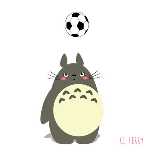 龙猫头顶着足球不停的玩耍GIF图片:龙猫