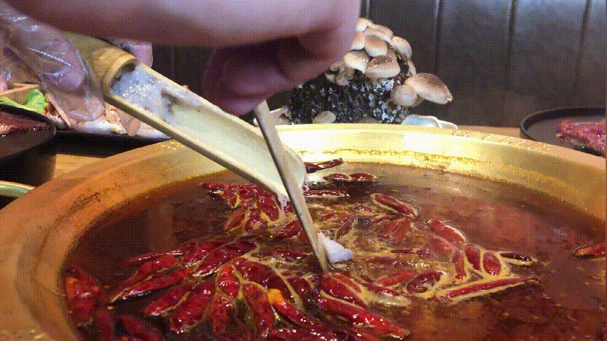 火锅里面下虾滑美味可口GIF图片:火锅