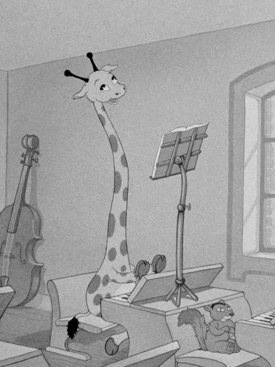 卡通长颈鹿看着乐谱弹钢琴GIF图片