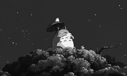 卡通龙猫站在树顶上打着伞看星星GIF图片:龙猫