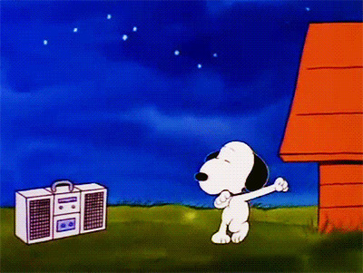 卡通小狗狗在草原上听音乐跳舞GIF图片