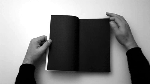 翻一本黑色页的书gif图片