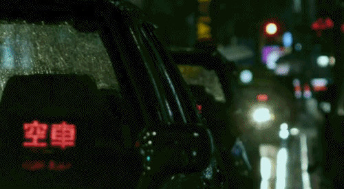 雨夜街头的出租车动态图片