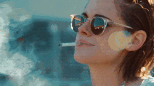 戴着墨镜的女孩大口的抽烟gif图片:抽烟