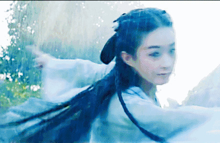 穿古装的女孩站在雨中练剑gif图片:练剑,古装