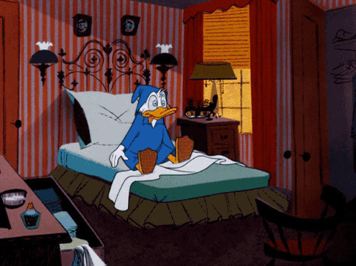 卡通的小鸭子早上被闹钟吵醒GIF图片