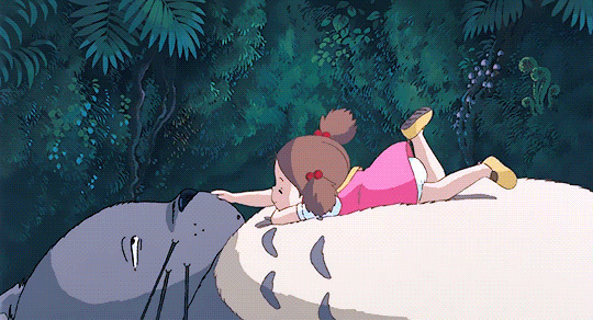 卡通小女孩趴在龙猫的身上逗龙猫开心GIF图片:龙猫