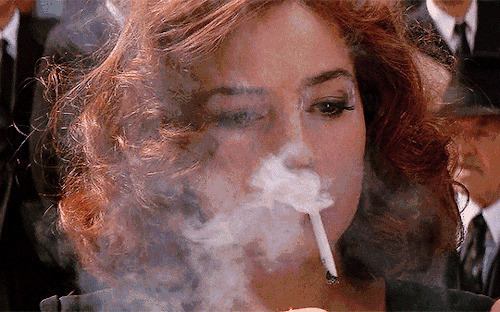 卷发女郎大口的抽香烟gif图片:抽烟