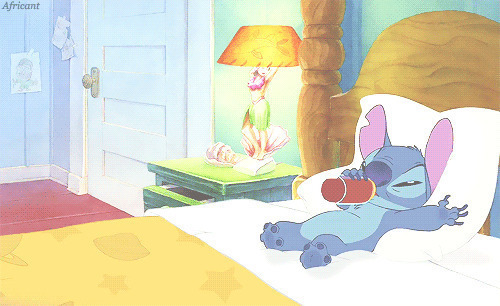 卡通小老鼠喝完酒躺在床上睡觉GIF图片