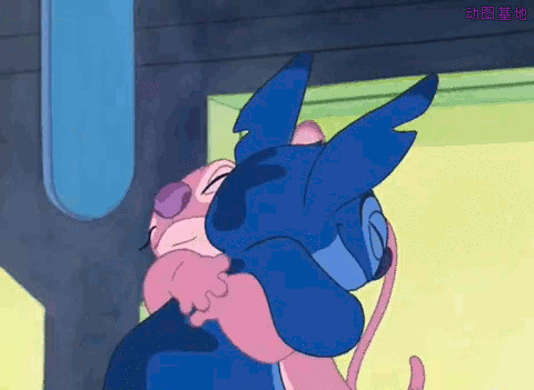 卡通小老鼠在一起亲密的拥抱GIF图片:小老鼠
