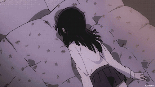 卡通小女孩进门倒在床上睡觉GIF图片:睡觉