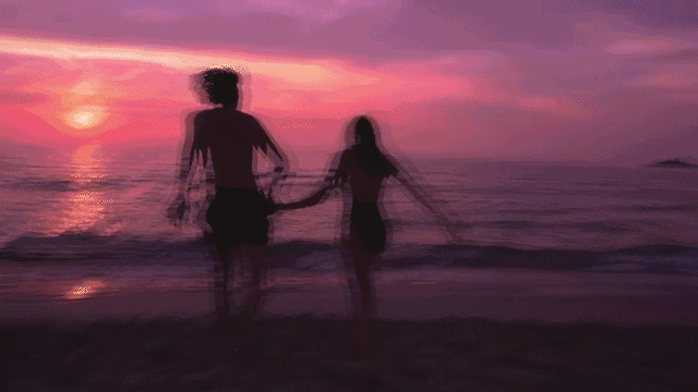 情侣在海边朝着夕阳奔跑GIF图片