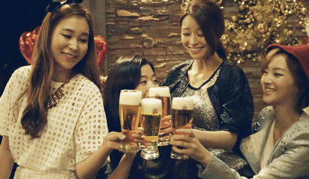 几个女孩子在一起聚餐喝啤酒GIF图片