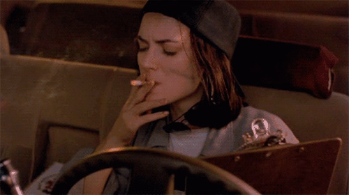 女人坐在车里大口的抽烟GIF图片