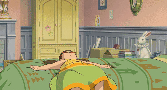 卡通小女孩舒服的躺在大枕头上GIF图片:睡觉