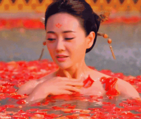 女神在放满鲜花的澡堂里洗澡GIF图片