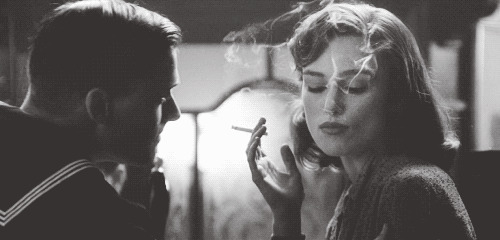 伤心的女孩不停的抽烟男孩不停的劝阻GIF图片:吸烟