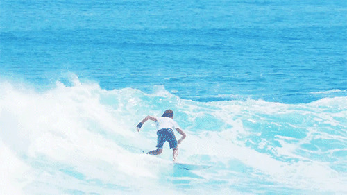 男孩在大海上激情的冲浪gif图片