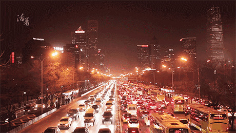 灯火通明的城市马路上车水马龙GIF图片
