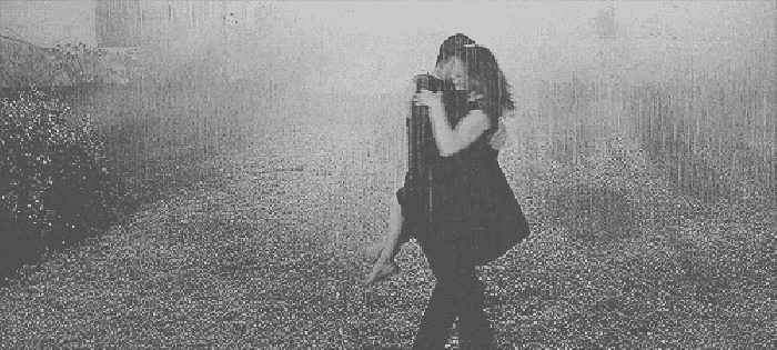 浪漫的情侣在大雨中拥抱转圈GIF图片