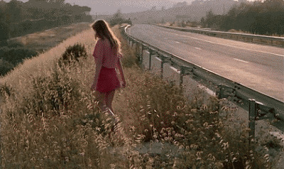 身材性感的女孩走在马路边的草丛里GIF图片:性感