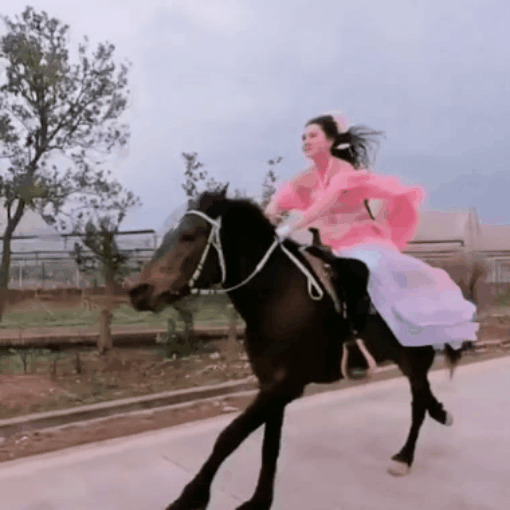 穿古装的美女骑马动态图片:骑马