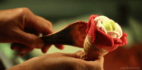 用冰淇淋做成一朵玫瑰花GIF图片:冰淇淋