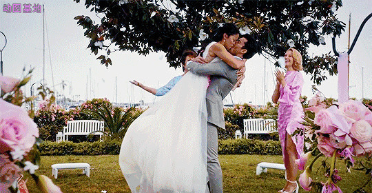 婚礼现场上新郎拥抱着新娘亲吻GIF图片:亲吻