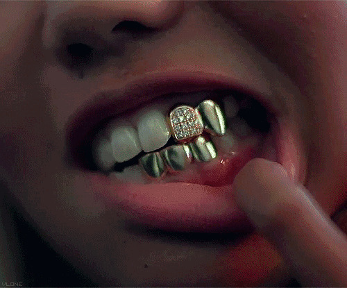 看我嘴里的大金牙还有字呢GIF图片