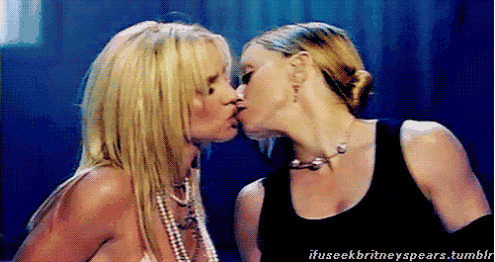 两个性感的国外女人在一起亲吻GIF图片:亲吻