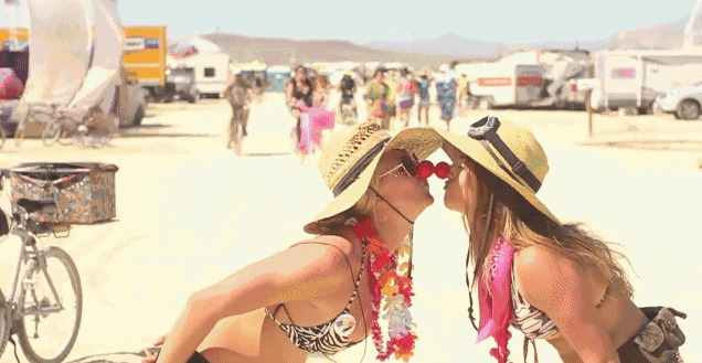 海滩上两个女孩玩耍鼻子对鼻子gif图片