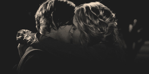 情侣在黑夜中拥抱着不停的亲吻gif图片