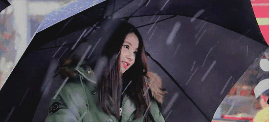 美女雪中撑伞太唯美gif图片:撑伞,雪景