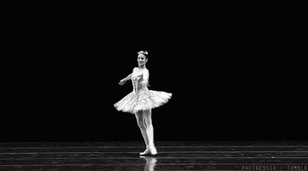 小女孩在舞台上跳芭蕾舞gif图片