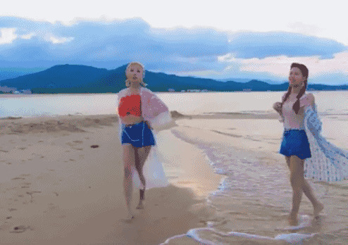 两个漂亮的女孩在海滩上唱歌跳舞gif图片