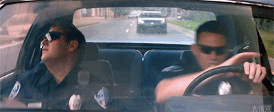 两个在车上摇摆的警察GIF动态图
