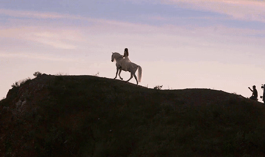 骑着白马的女孩走上了山顶gif图片