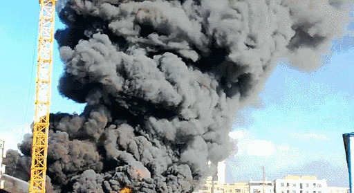 工厂失火冒出浓浓的黑烟gif图片