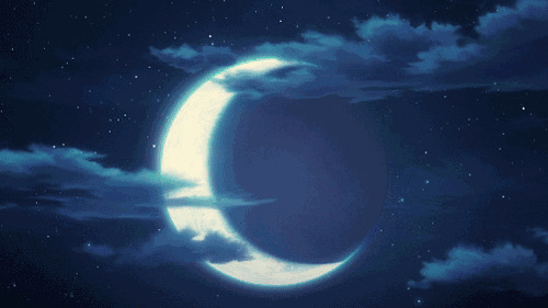 弯弯的月亮与乌云形成一副美好的画卷gif图片